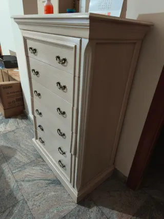 Cómoda de madera color beige y marrón