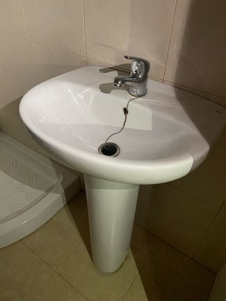 Lavabo de porcelana con grifo