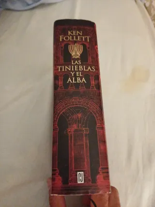 Las tinieblas y el alba / The Evening and the M...