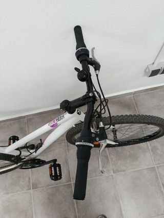 Bicicleta infantil blanca