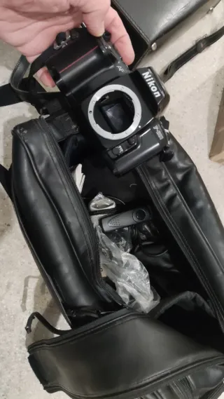 Consegna di fotocamere, obiettivi e accessori.