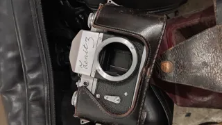 Consegna di fotocamere, obiettivi e accessori.