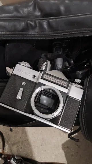 Consegna di fotocamere, obiettivi e accessori.