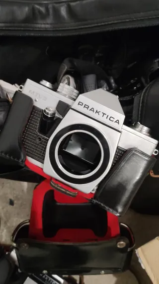 Consegna di fotocamere, obiettivi e accessori.