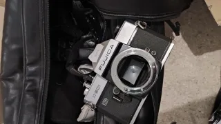 Consegna di fotocamere, obiettivi e accessori.