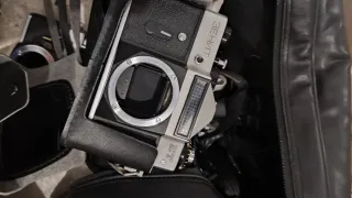 Consegna di fotocamere, obiettivi e accessori.