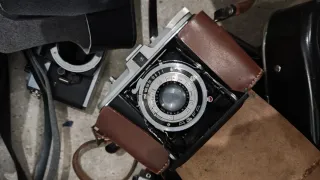 Consegna di fotocamere, obiettivi e accessori.