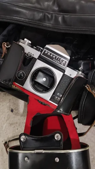 Consegna di fotocamere, obiettivi e accessori.