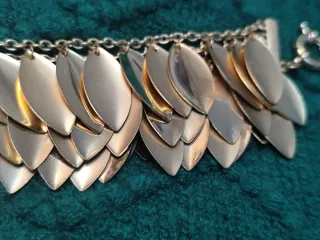 Pulsera dorada con diseño de escamas