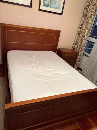 Cama de madera de cerezo
