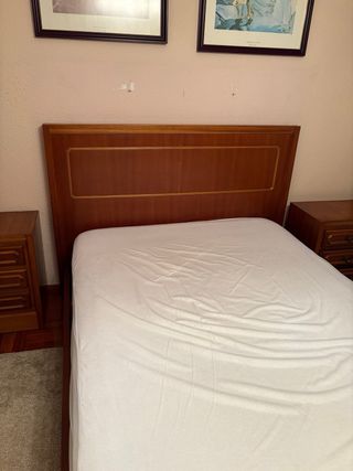 Cama de madera de cerezo