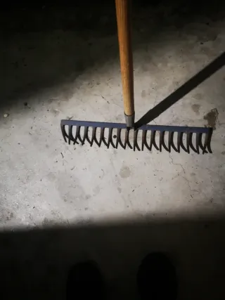 Rastrillo de jardín con mango de madera