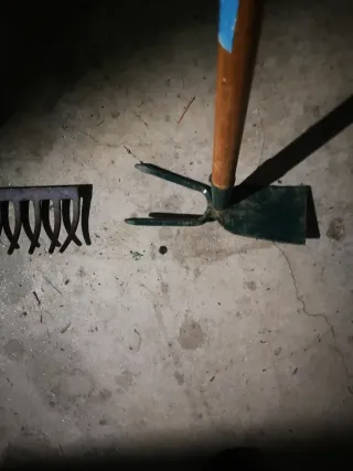 Rastrillo de jardín con mango de madera