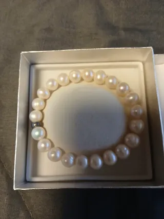 Pulsera de perlas blancas y adorno plateado