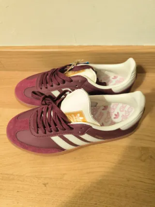 Zapatillas Adidas Casual Moradas y Blancas