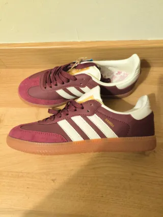 Zapatillas Adidas Casual Moradas y Blancas