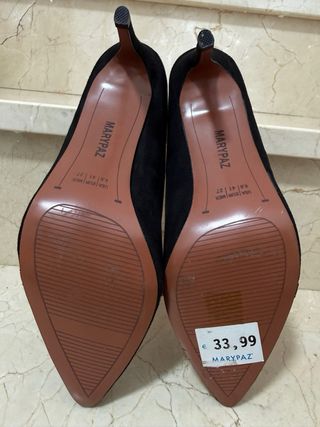 Zapatos de tacón negros con detalle dorado T41