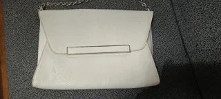 Bolso de mano blanco con cadena