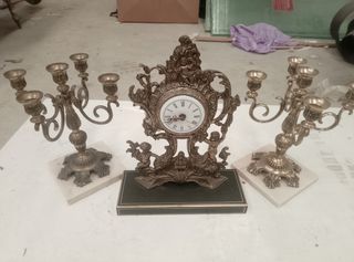 Reloj y candelabros