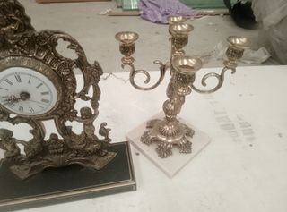 Reloj y candelabros