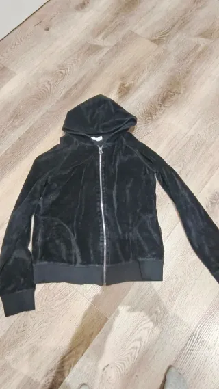 Chaqueta con capucha y cremallera.