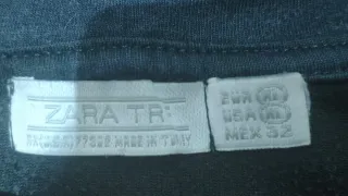 Chaqueta con capucha y cremallera.