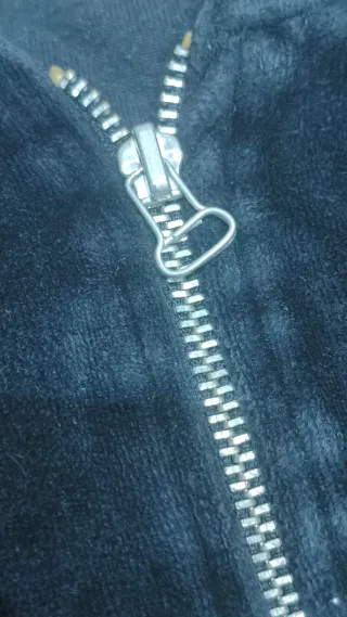 Chaqueta con capucha y cremallera.