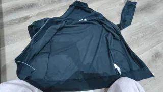 Chaqueta con capucha y cremallera.