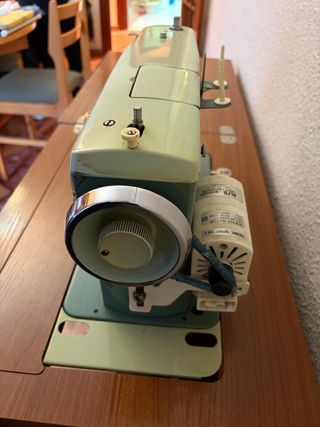 Máquina de coser Alfa con mueble