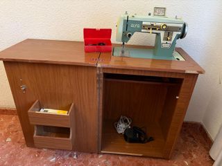 Máquina de coser Alfa con mueble