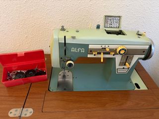 Máquina de coser Alfa con mueble