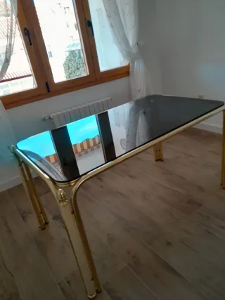 Mesa comedor cristal ahumado y patas doradas