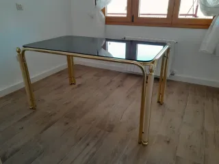 Mesa comedor cristal ahumado y patas doradas