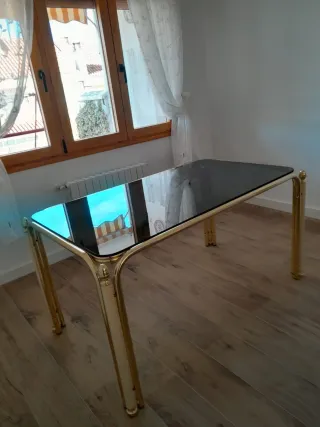 Mesa comedor cristal ahumado y patas doradas