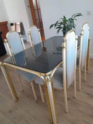 Mesa comedor cristal ahumado y patas doradas