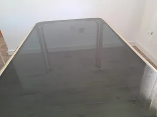 Mesa comedor cristal ahumado y patas doradas