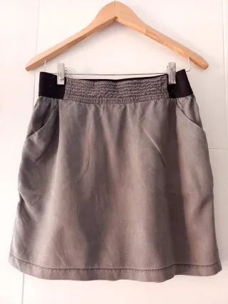 Falda gris plisada cintura elástica Talla M