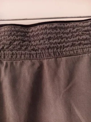 Falda gris plisada cintura elástica Talla M