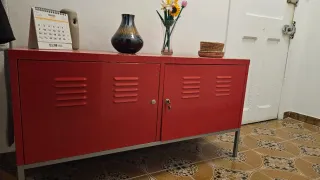 Mueble aparador rojo metal con puertas.