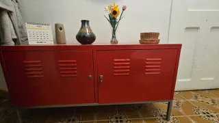 Mueble aparador rojo metal con puertas.