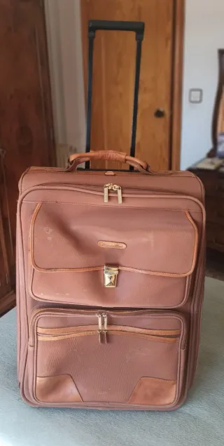 Maleta beige, 2 ruedas, asas de piel. Emilio Tucci