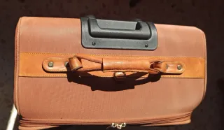 Maleta beige, 2 ruedas, asas de piel. Emilio Tucci