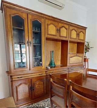 Mueble de madera con vitrinas