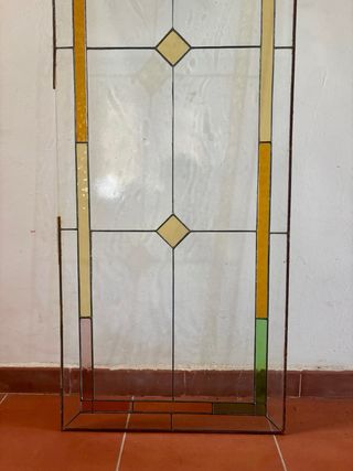 Vidriera decorativa con detalles coloridos