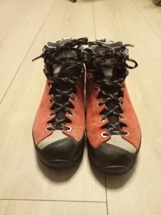 Botas de montaña Dolomite con Gore-Tex.