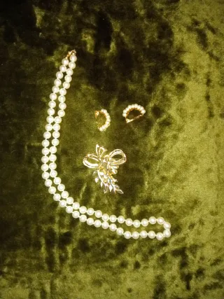 Conjunto Collar, Pendientes y Broche de perlas