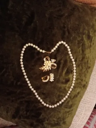 Conjunto Collar, Pendientes y Broche de perlas