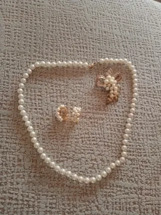 Conjunto Collar, Pendientes y Broche de perlas