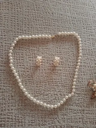 Conjunto Collar, Pendientes y Broche de perlas