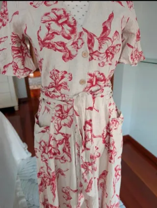 Vestido Zara floral beige y rojo Talla M